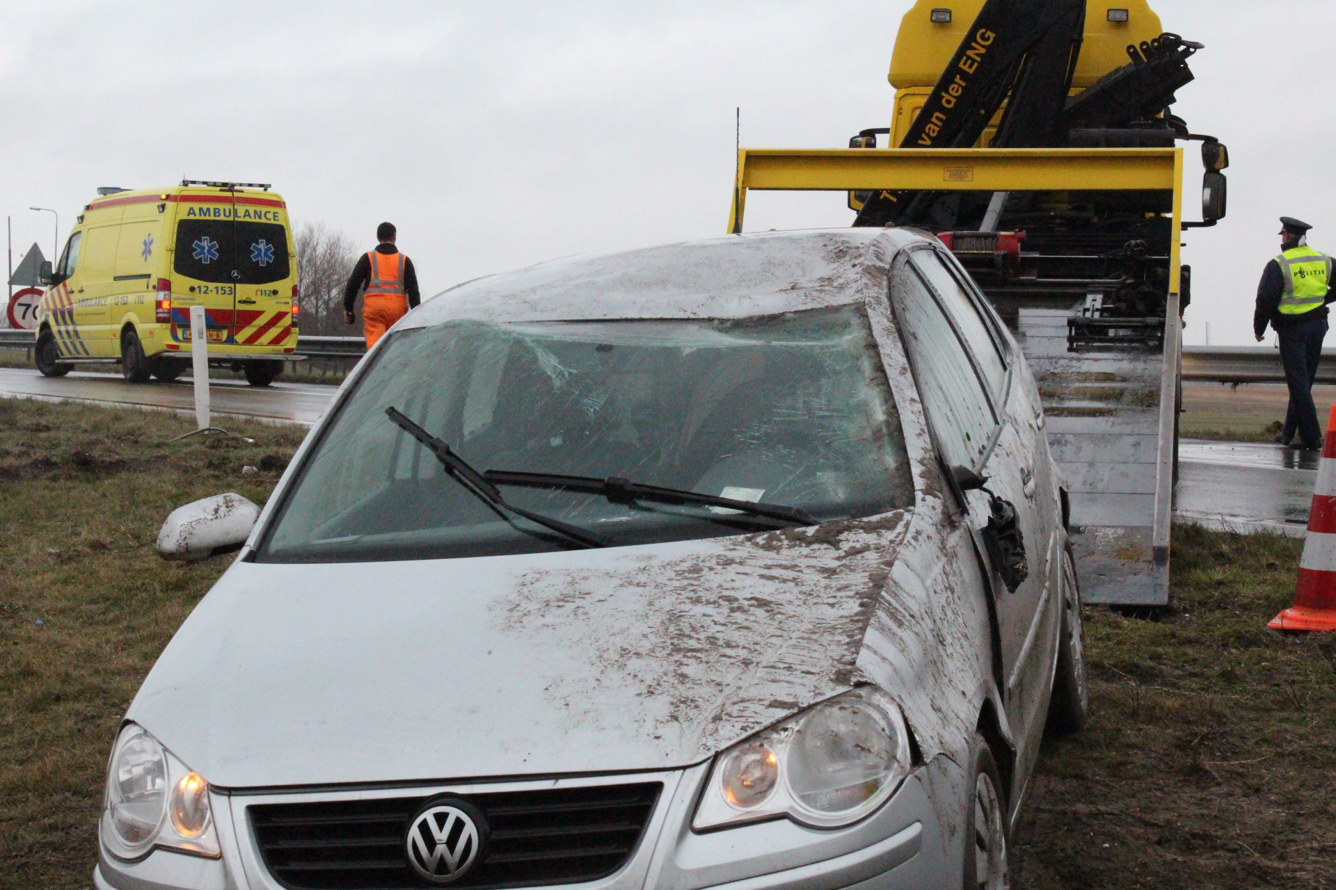 Auto over de kop bij oprit Uitgeest (FOTO's)